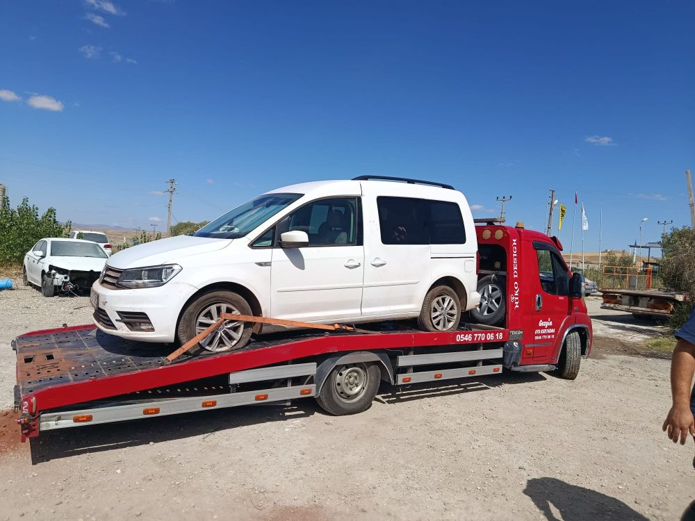 Etimesgut bölgesinde hafif ticari aracın çekiciye yüklenmesi