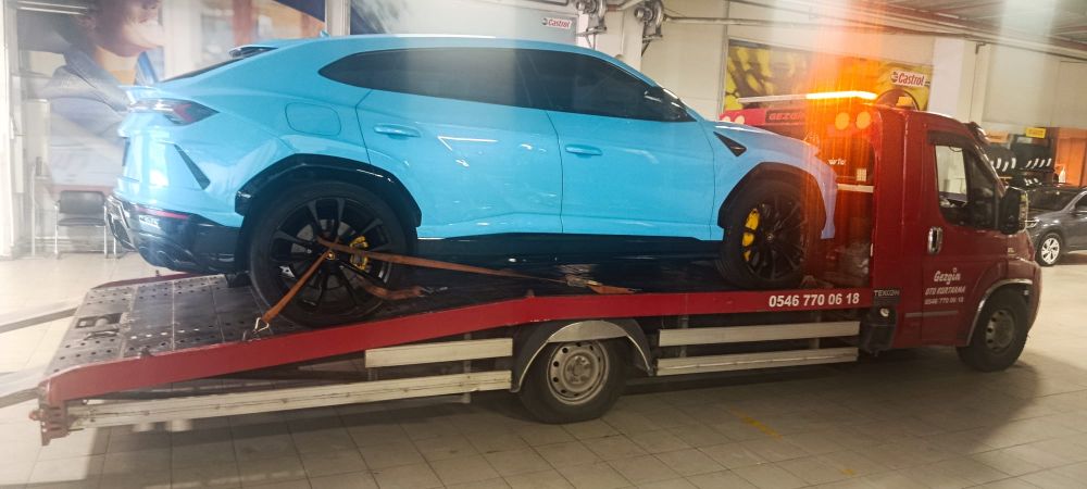 Ankara bölgesinde lüks spor otomobilin kayar kasa çekici üzerinde kayışla sabitlenmesi